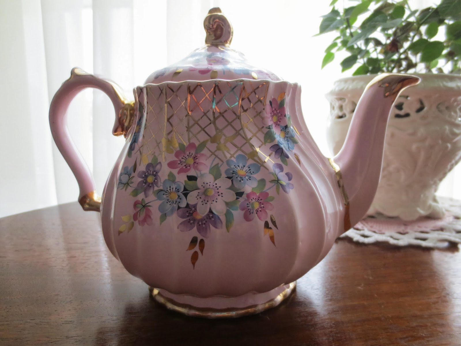 Karen's Cottage and Castle A Pretty Pink Teapot